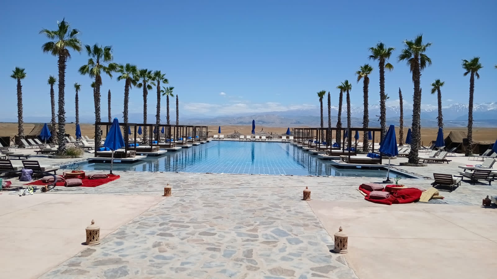 Piscine panoramique au Camp Agafay pendant le déjeuner
