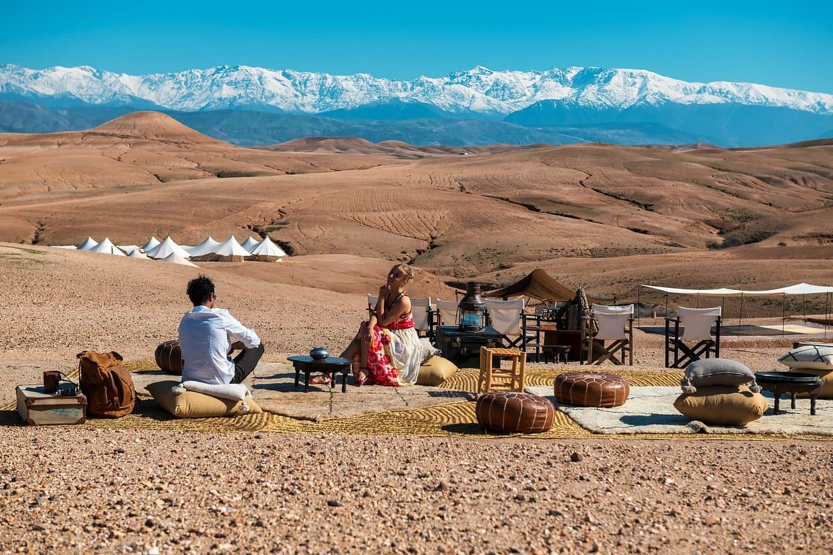 Camp Agafay face aux paysages de l’Atlas