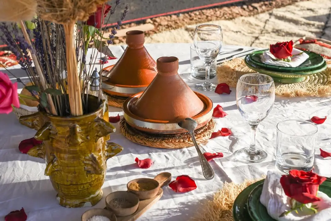Déjeuner marocain avec salades et tajines servi au Camp Agafay