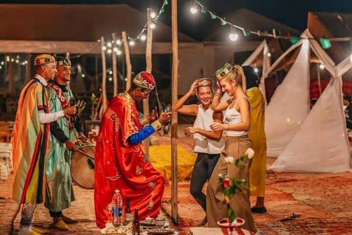 Moroccan dance entertainment with guests in Agafay